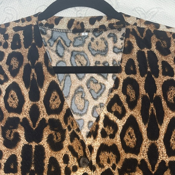 Light weight Animal print light jacket. Size large. 2 front pockets. Soft feel. - Picture 8 of 11